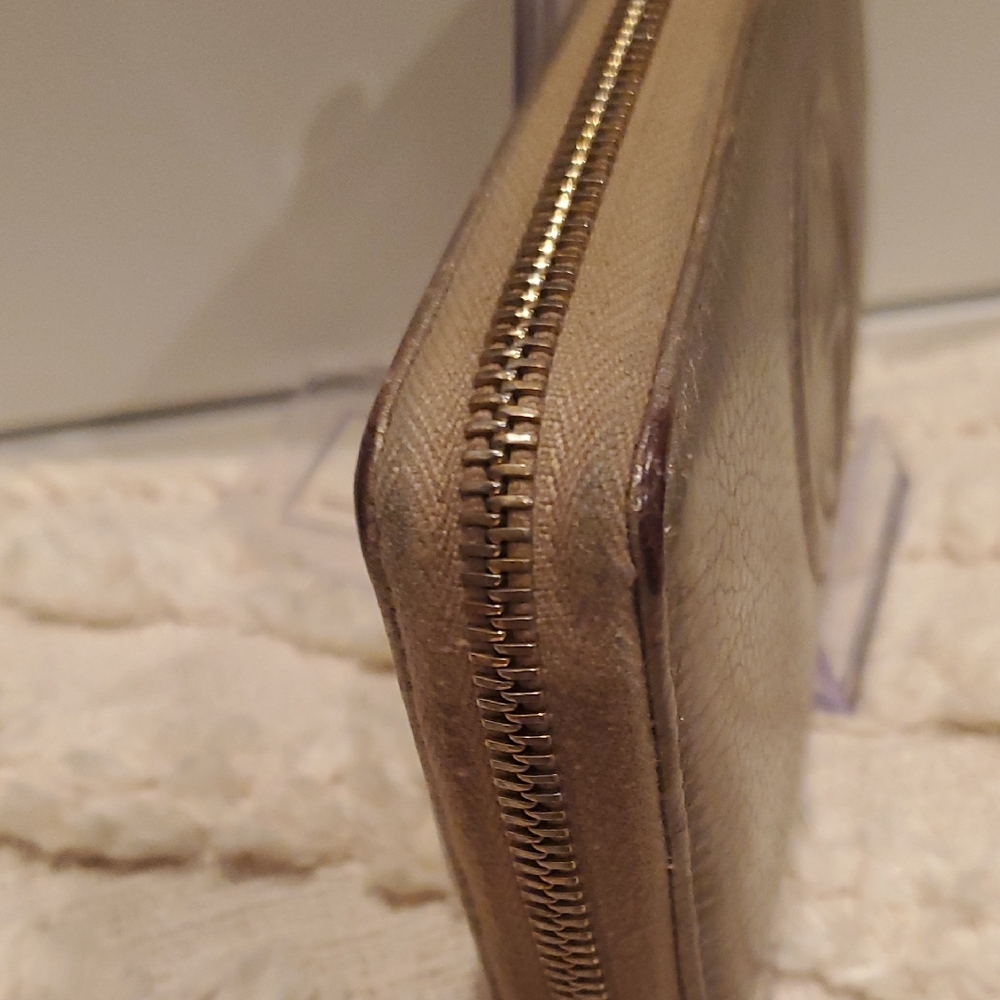 Gucci Soho Gold Leather Wallet with Iconic GG Logo - Picture 11 of 17